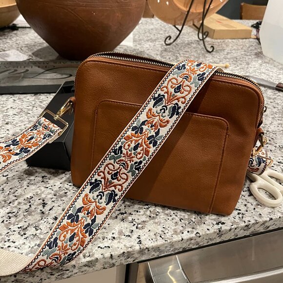 Wide crossbody shoulder strap main image 5
